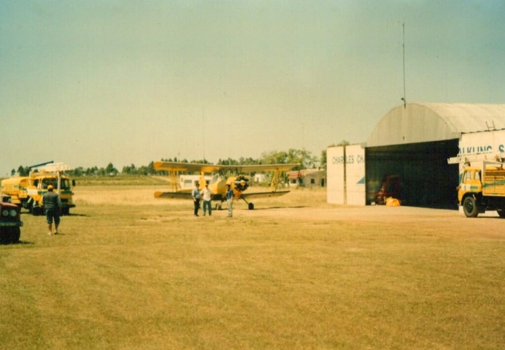 Vista parcial de hangar y avión en Aeródromo "Ciudad de Paysandú